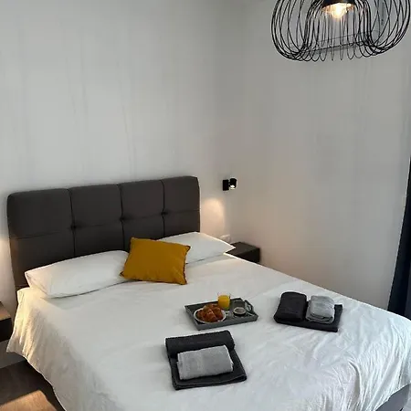 Iris Apartment *
